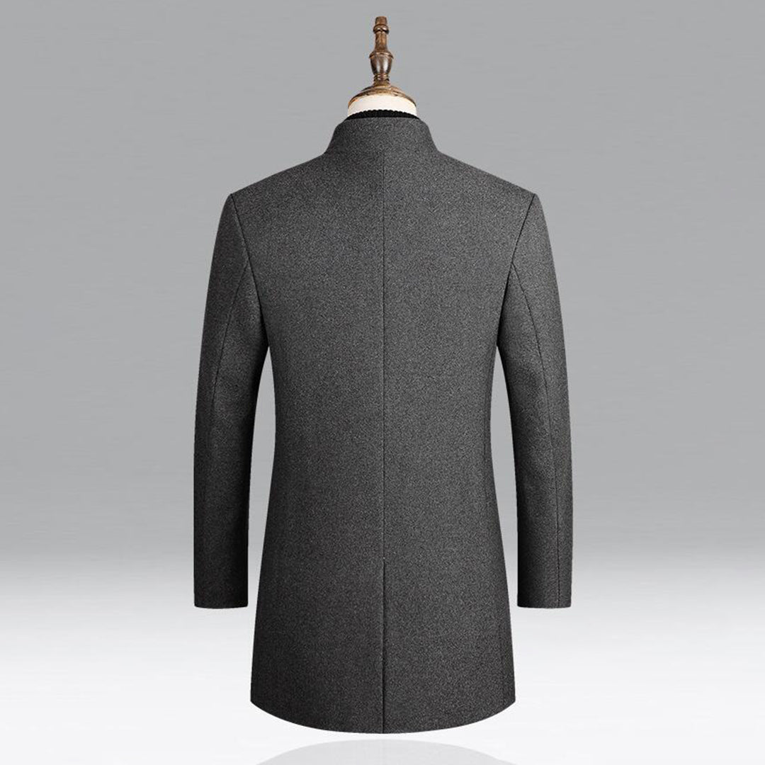Elegante herenjas in rood, klassiek gesneden, veelzijdig, gemaakt van zacht, hoogwaardig materiaal.