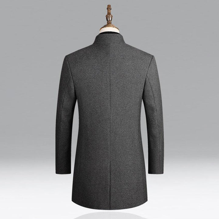 Elegante herenjas in rood, klassiek gesneden, veelzijdig, gemaakt van zacht, hoogwaardig materiaal.