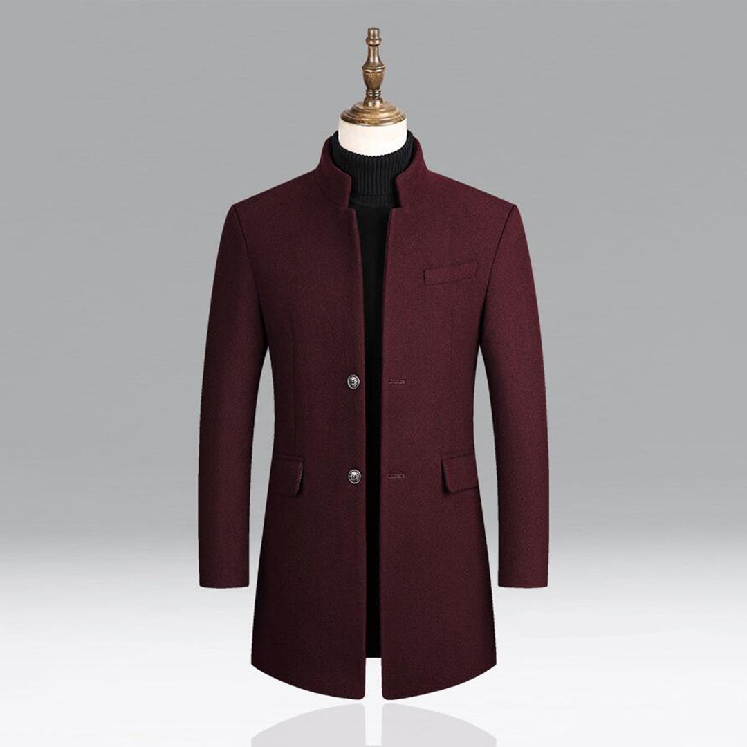 Elegante herenjas in rood, klassiek gesneden, veelzijdig, gemaakt van zacht, hoogwaardig materiaal.