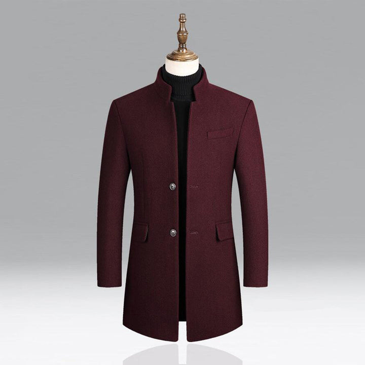 Elegante herenjas in rood, klassiek gesneden, veelzijdig, gemaakt van zacht, hoogwaardig materiaal.