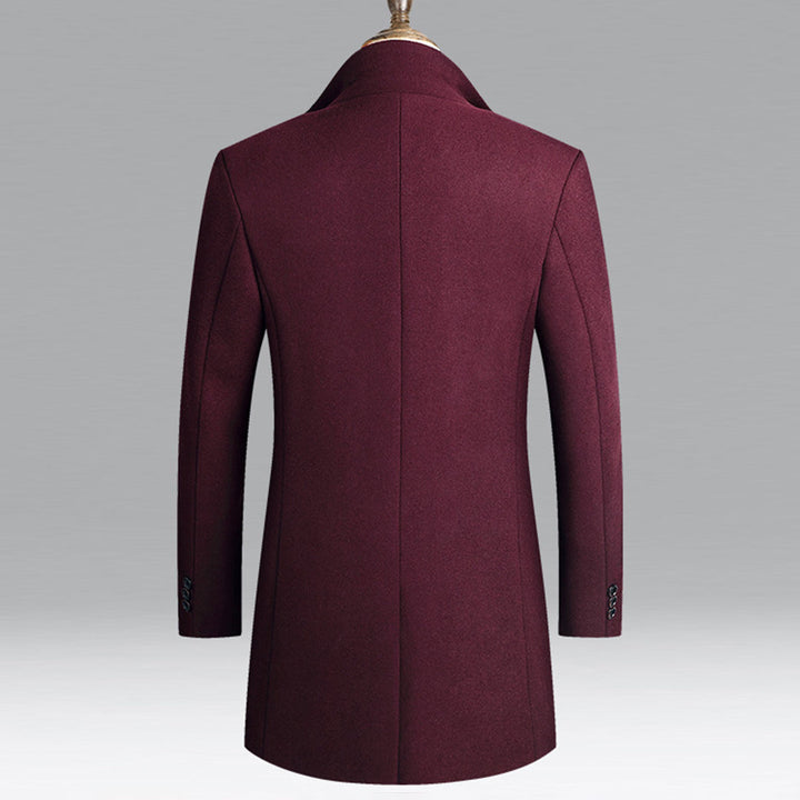 Elegante herenjas in rood, klassiek gesneden, veelzijdig, gemaakt van zacht, hoogwaardig materiaal.