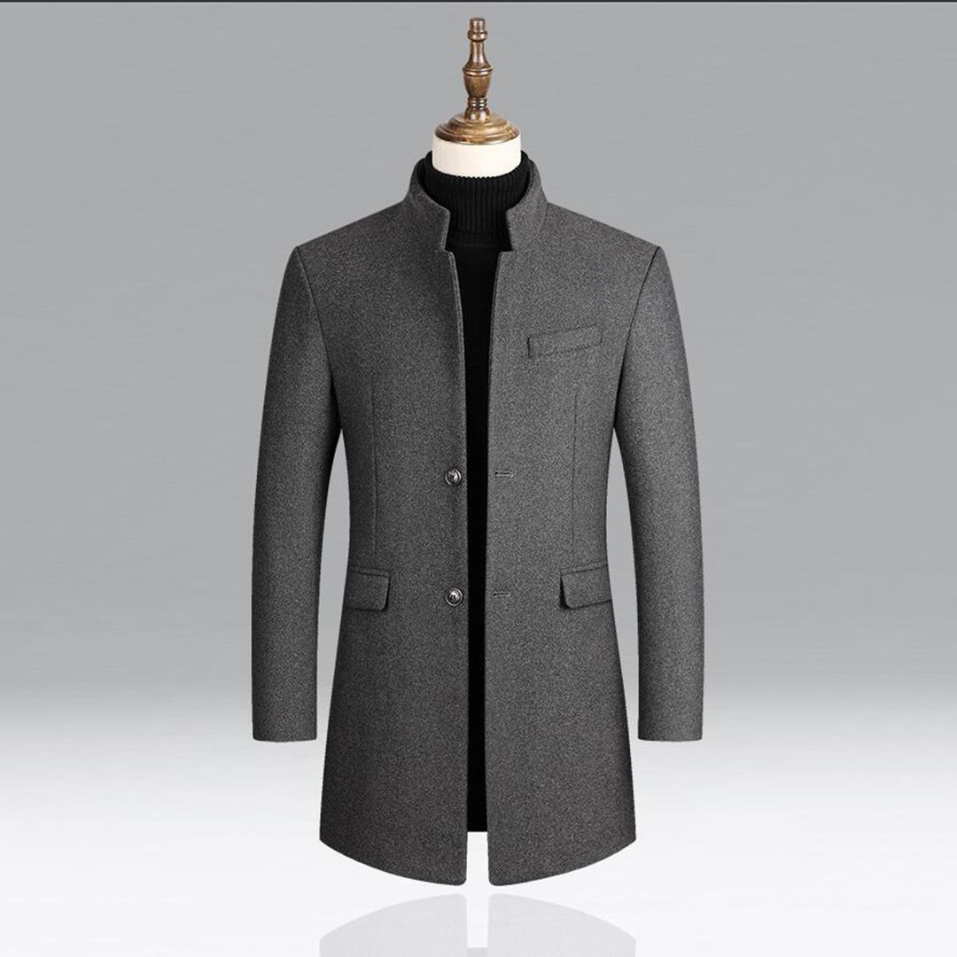 Elegante herenjas in rood, klassiek gesneden, veelzijdig, gemaakt van zacht, hoogwaardig materiaal.