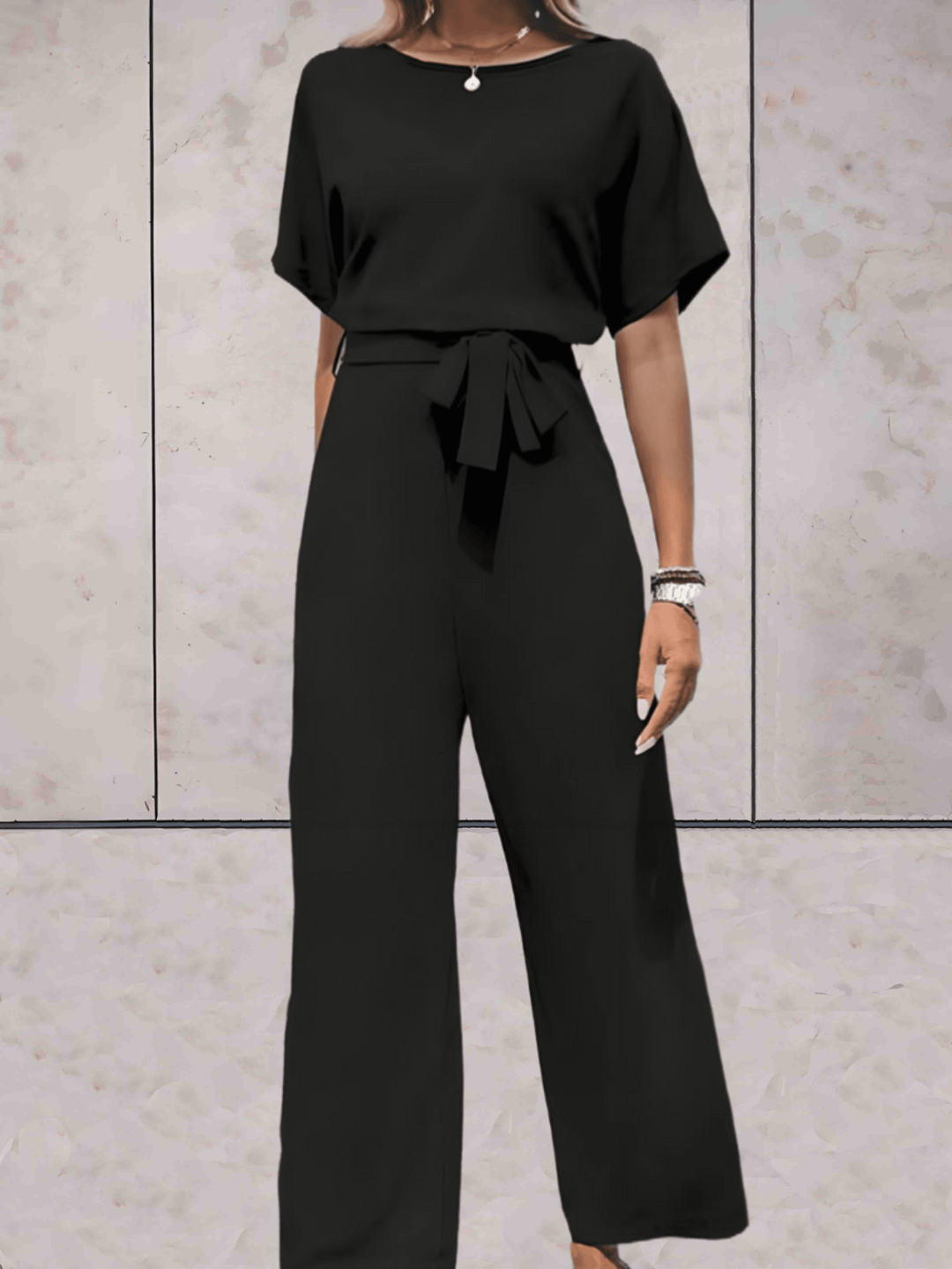 Elegant dames jumpsuit in beige, met zwarte details, benadrukt het silhouet, veelzijdig voor dag en avond, verkrijgbaar in XS-2XL.
