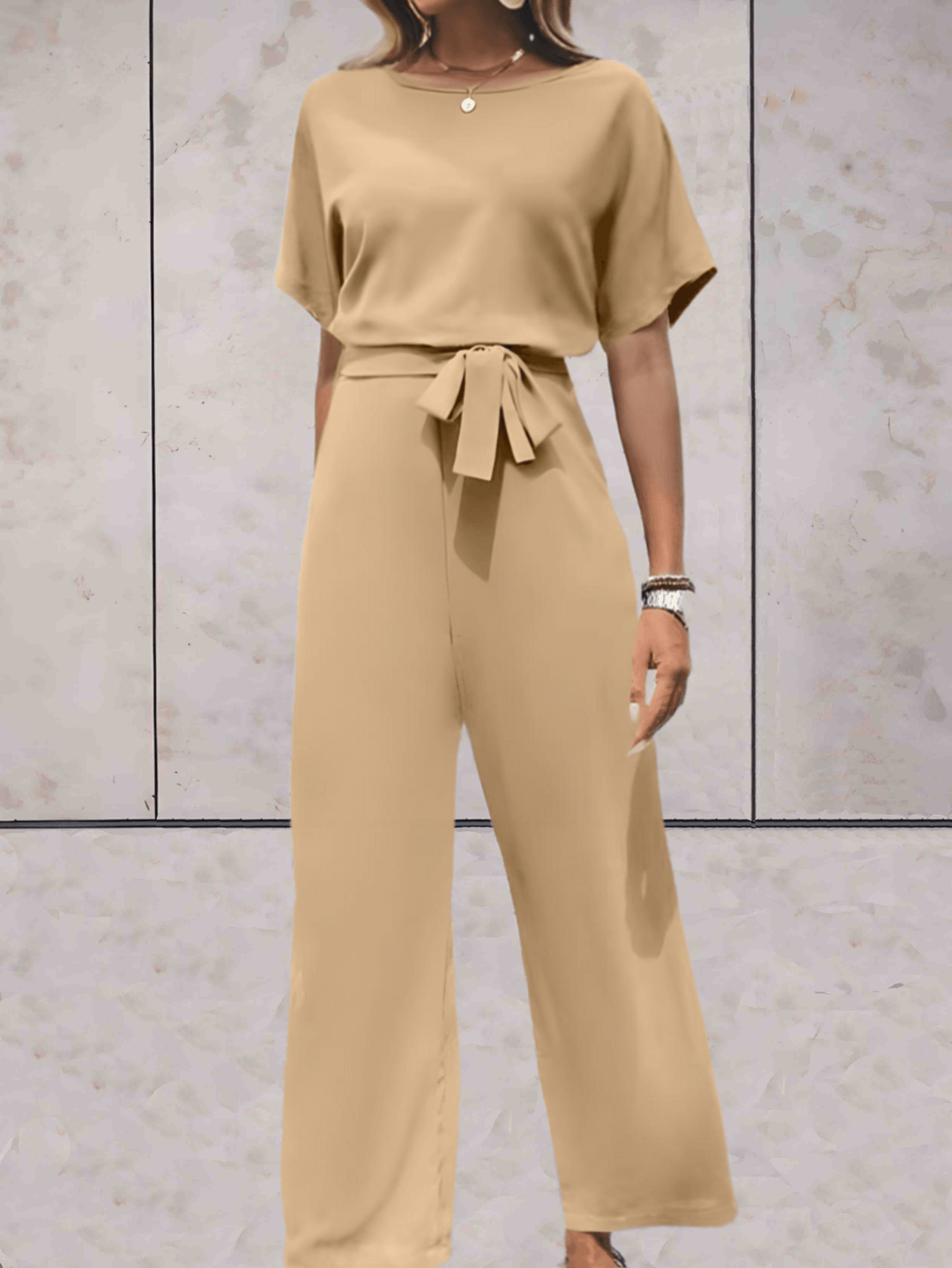 Elegant dames jumpsuit in beige, met zwarte details, benadrukt het silhouet, veelzijdig voor dag en avond, verkrijgbaar in XS-2XL.