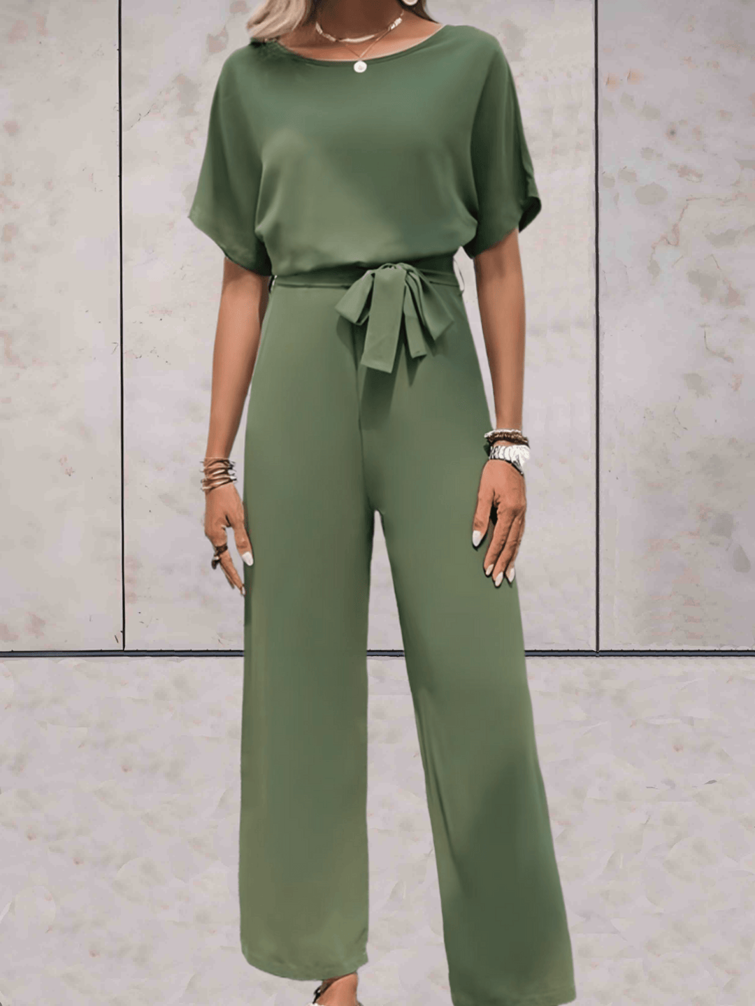 Elegant dames jumpsuit in beige, met zwarte details, benadrukt het silhouet, veelzijdig voor dag en avond, verkrijgbaar in XS-2XL.
