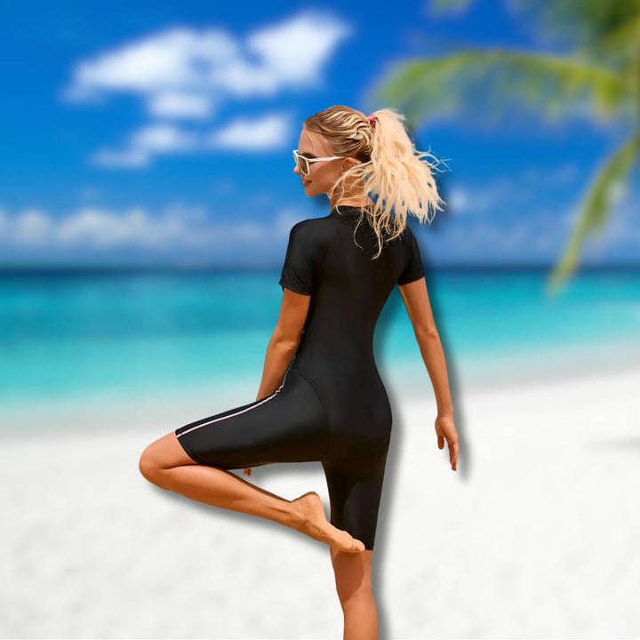 Elegante Kaia dames shorty wetsuit met UV-bescherming, ergonomisch ontwerp en vrouwelijke pasvorm voor watersporten.
