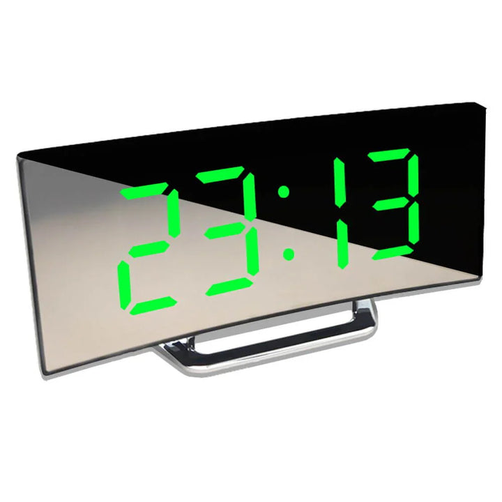 Elegante LED digitale wekker met groot display en gebogen design, ideaal voor moderne woonruimtes, helder afleesbaar.