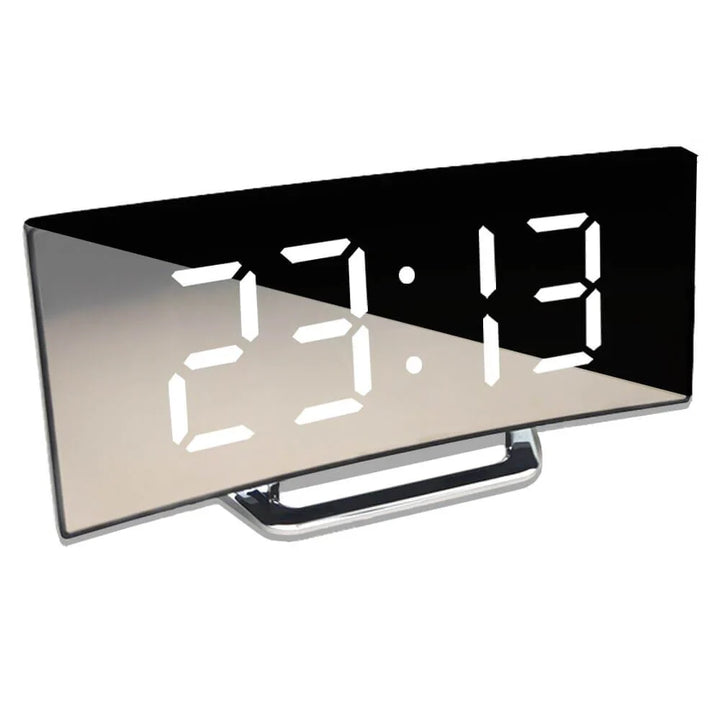 Elegante LED digitale wekker met groot display en gebogen design, ideaal voor moderne woonruimtes, helder afleesbaar.