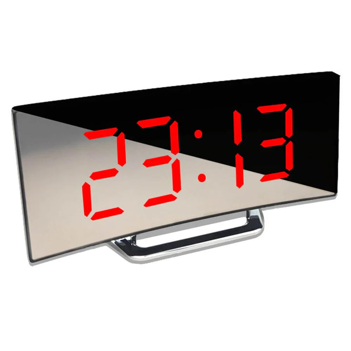 Elegante LED digitale wekker met groot display en gebogen design, ideaal voor moderne woonruimtes, helder afleesbaar.