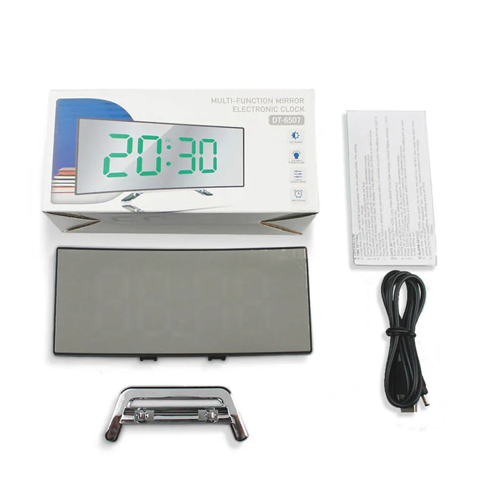 Elegante LED digitale wekker met groot display en gebogen design, ideaal voor moderne woonruimtes, helder afleesbaar.