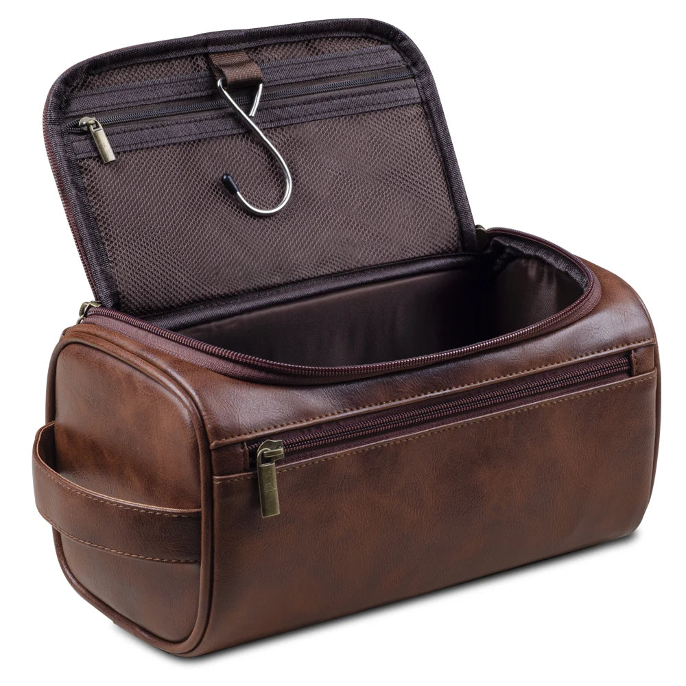 Elegante leren toilettas voor reizigers, duurzaam bruin leer met een compact, stijlvol ontwerp.