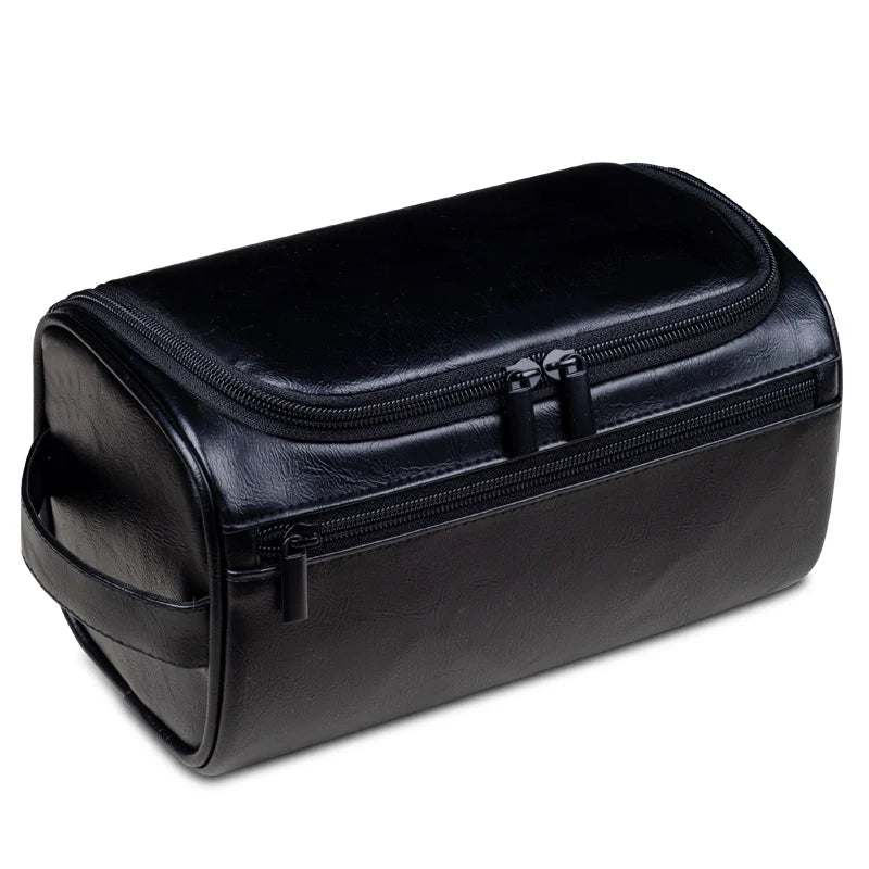 Elegante leren toilettas voor reizigers, duurzaam bruin leer met een compact, stijlvol ontwerp.