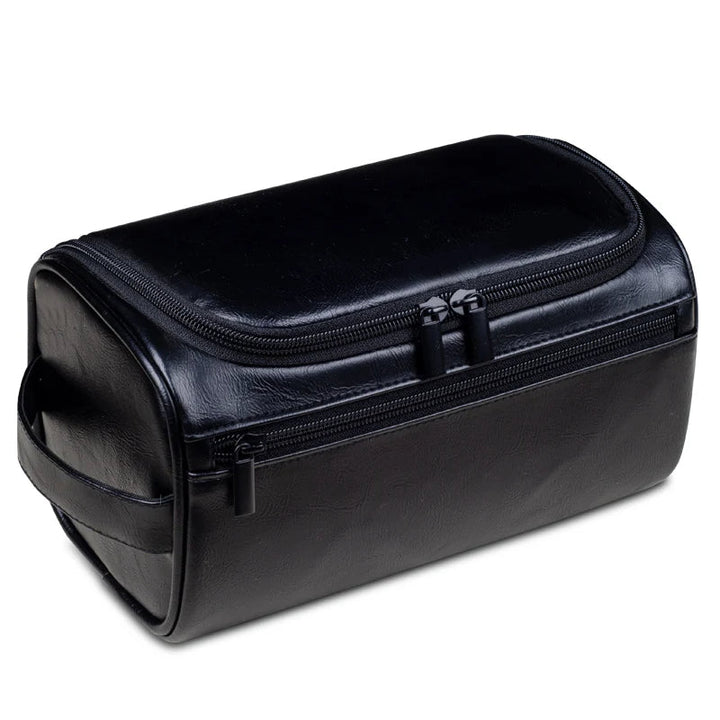 Elegante leren toilettas voor reizigers, duurzaam bruin leer met een compact, stijlvol ontwerp.