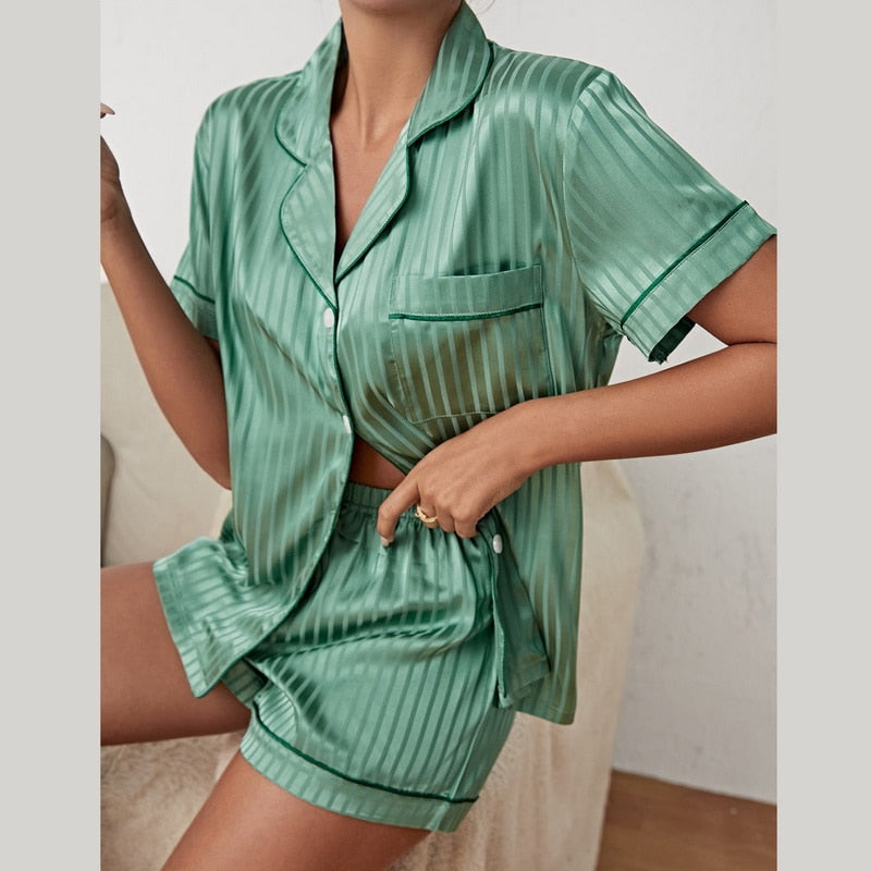 Elegante dames satijnen pyjama set met top met korte mouwen en bijpassende shorts, luxueus ontwerp voor comfortabele nachten.
