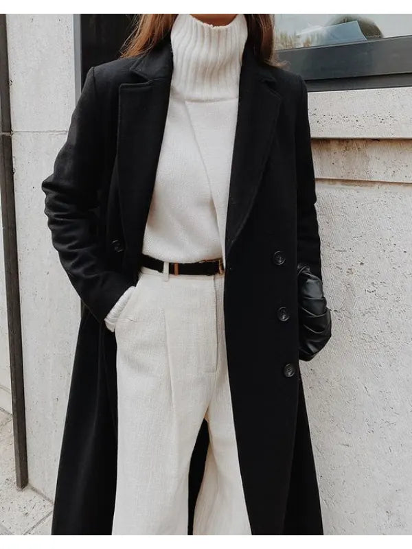 Elegante zwarte winterjas voor dames, met lange mouwen en zakken, ideaal voor koudere dagen en formele gelegenheden.