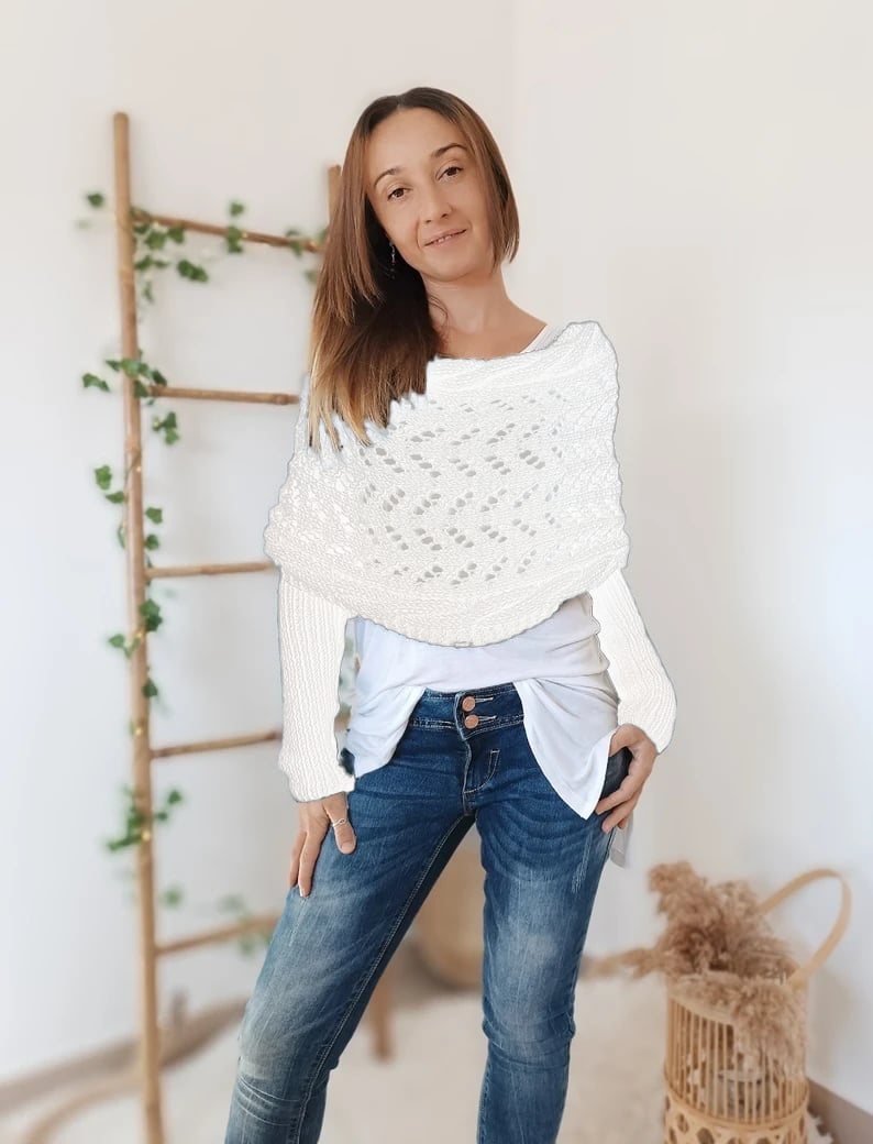 Heidi-Mode gebreide sjaal in donkerblauw, vrouw draagt sjaal