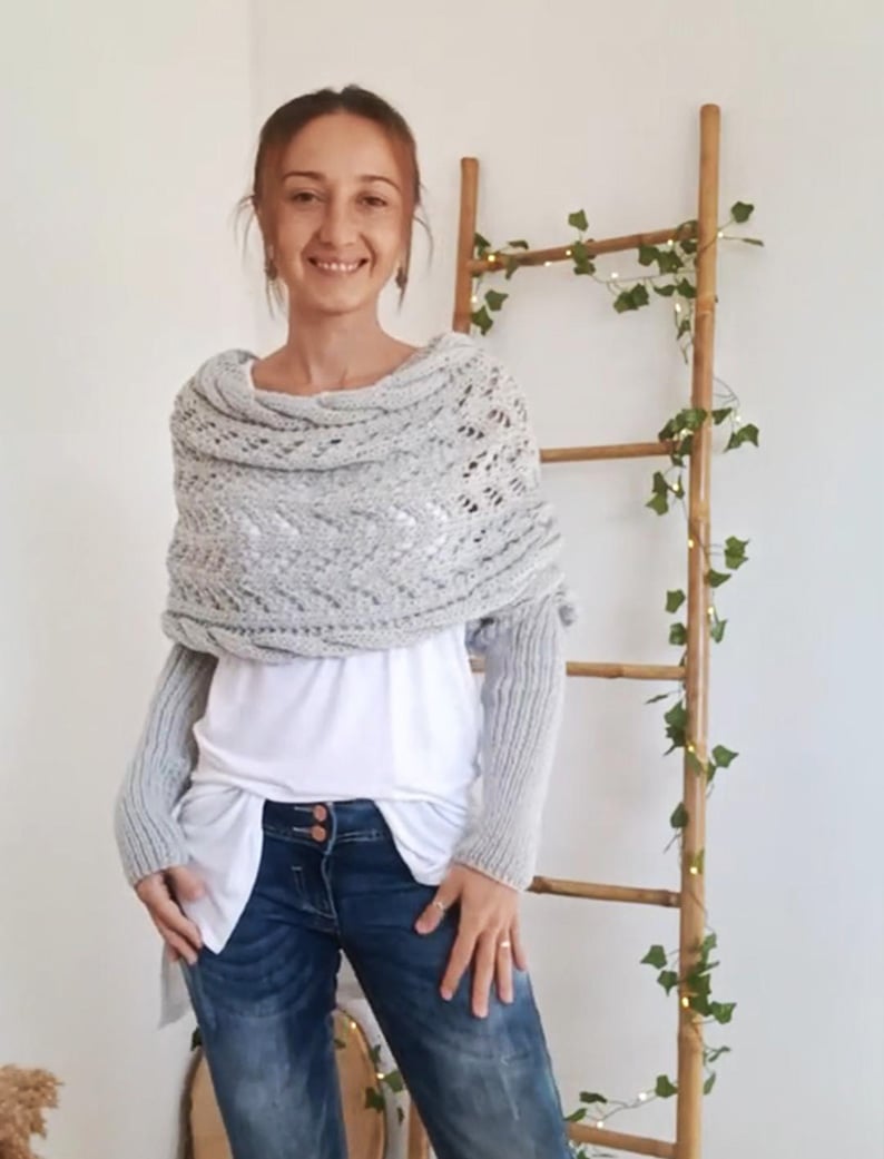 Heidi-Mode gebreide sjaal in donkerblauw, vrouw draagt sjaal