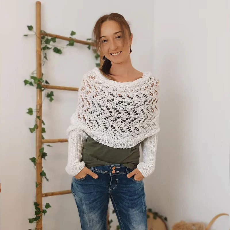Heidi-Mode gebreide sjaal in donkerblauw, vrouw draagt sjaal