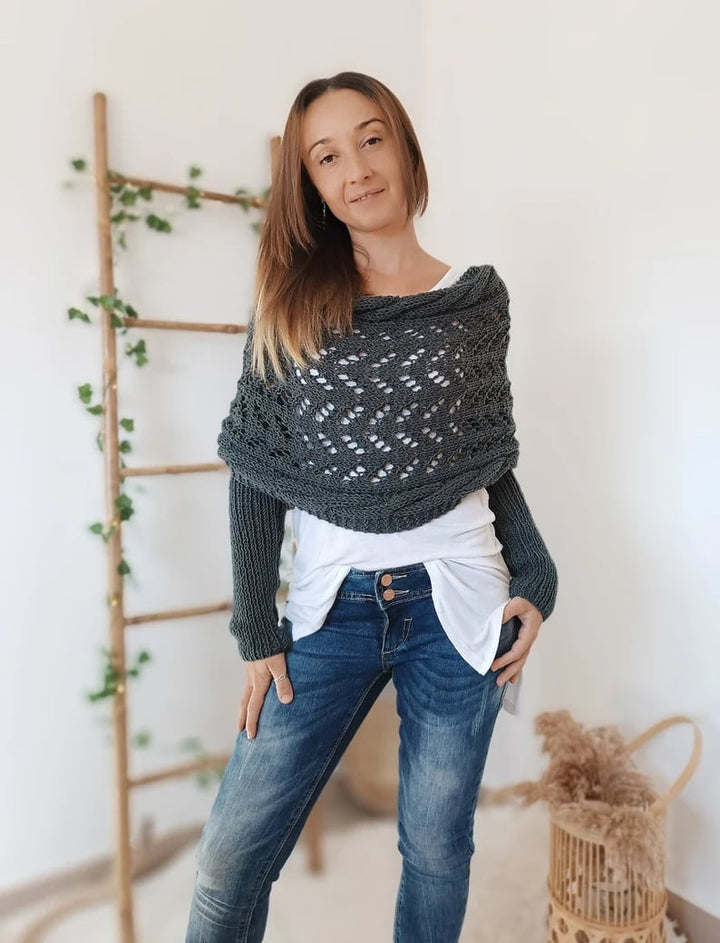 Model draagt een donkerblauwe gebreide sjaal, close-up