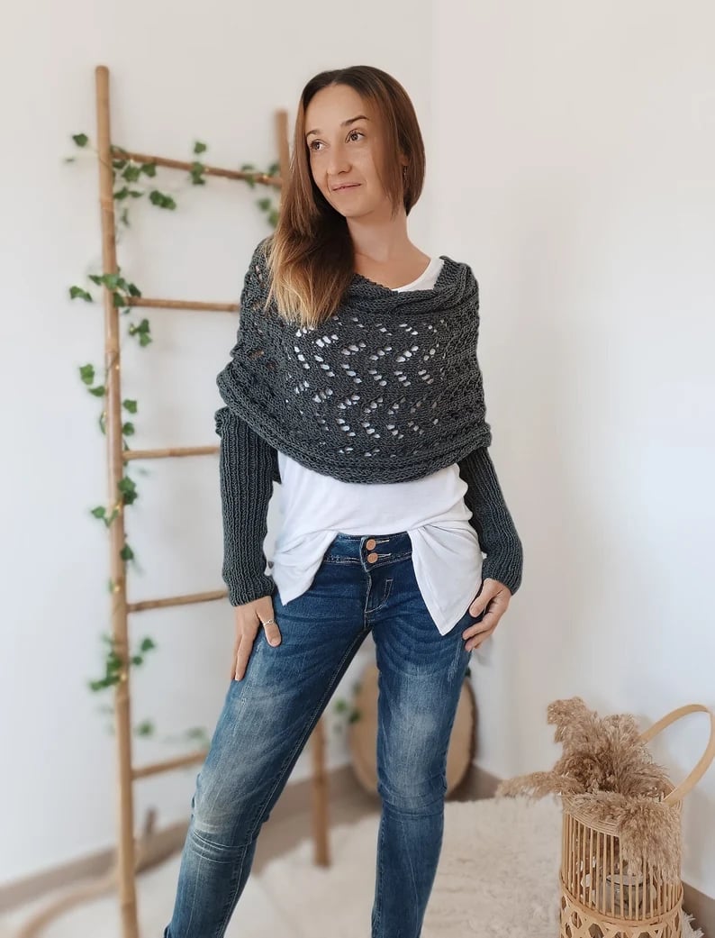 Model draagt een donkerblauwe gebreide sjaal, close-up