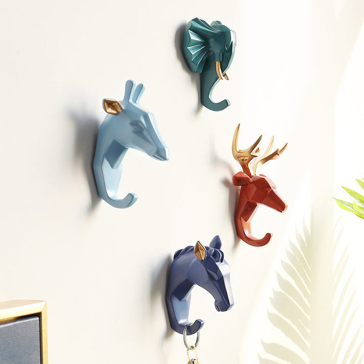 Elegante wandhaak met dierenkop, hars, handgesneden en decoratief, in Zwart, Blauw of Multicolor voor huisdecoratie.