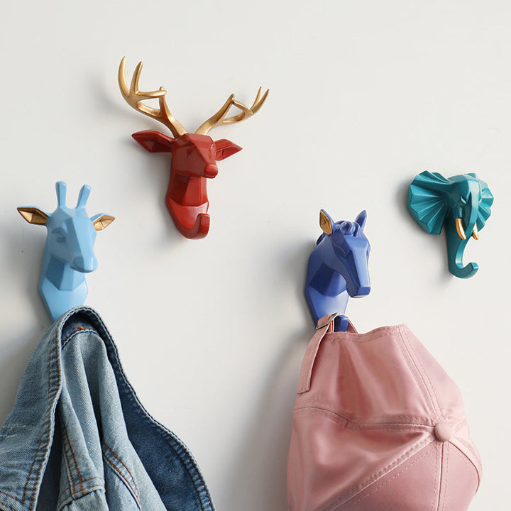 Elegante wandhaak met dierenkop, hars, handgesneden en decoratief, in Zwart, Blauw of Multicolor voor huisdecoratie.