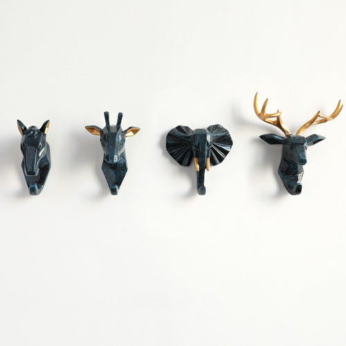 Elegante wandhaak met dierenkop, hars, handgesneden en decoratief, in Zwart, Blauw of Multicolor voor huisdecoratie.