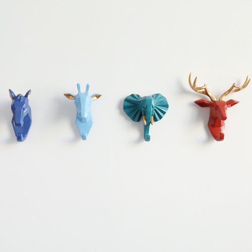 Elegante wandhaak met dierenkop, hars, handgesneden en decoratief, in Zwart, Blauw of Multicolor voor huisdecoratie.