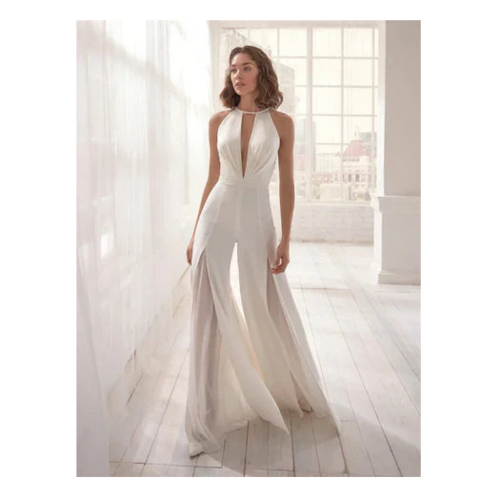 Elegante witte dames bruidsjumpsuit met verfijnd ontwerp, ideaal voor stijlvolle bruiloften en speciale gelegenheden.