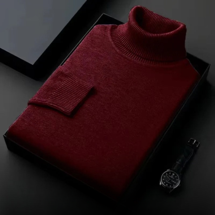 Mannelijke model combineert de witte kasjmier coltrui met een spijkerbroek.