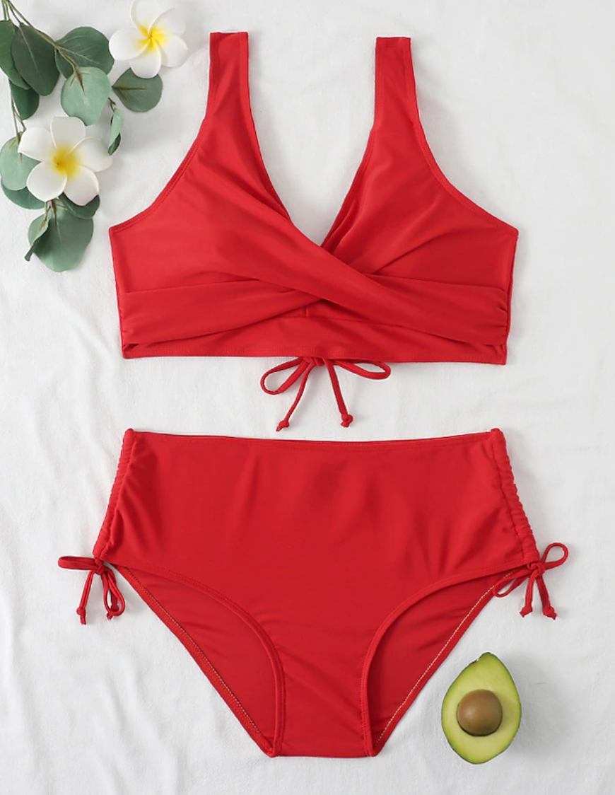 Een vrouw in een elegante 2-delige bikini, met een modern design, ideaal voor trendy stranddagen, met een trendy snit en naadloze pasvorm.