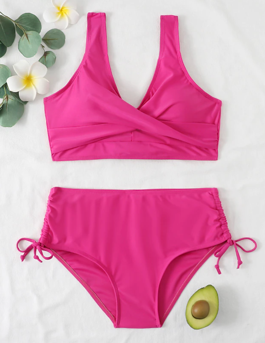 Een vrouw in een elegante 2-delige bikini, met een modern design, ideaal voor trendy stranddagen, met een trendy snit en naadloze pasvorm.