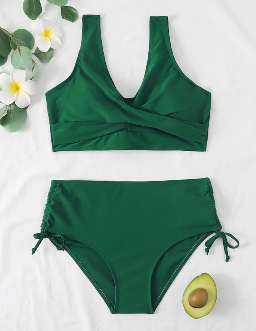 Een vrouw in een elegante 2-delige bikini, met een modern design, ideaal voor trendy stranddagen, met een trendy snit en naadloze pasvorm.