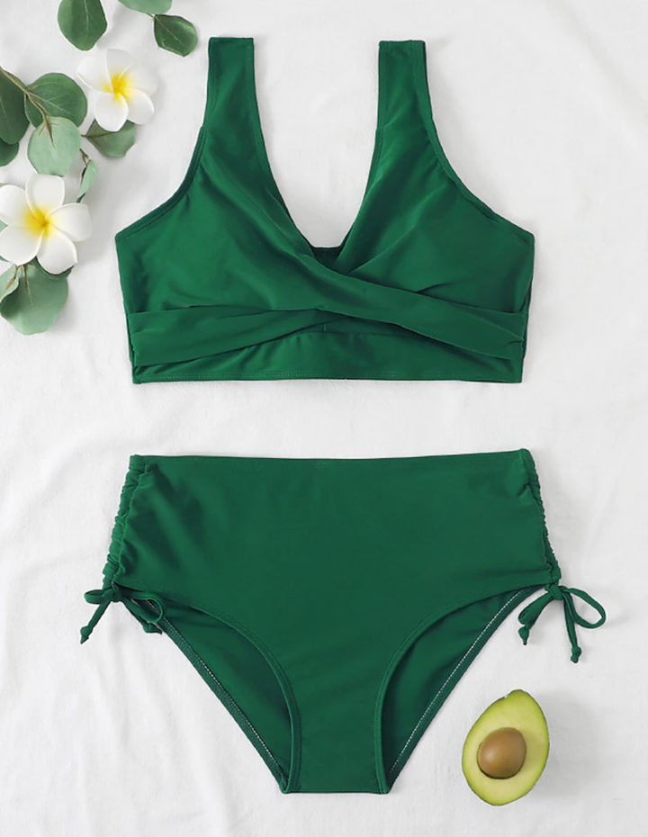 Een vrouw in een elegante 2-delige bikini, met een modern design, ideaal voor trendy stranddagen, met een trendy snit en naadloze pasvorm.