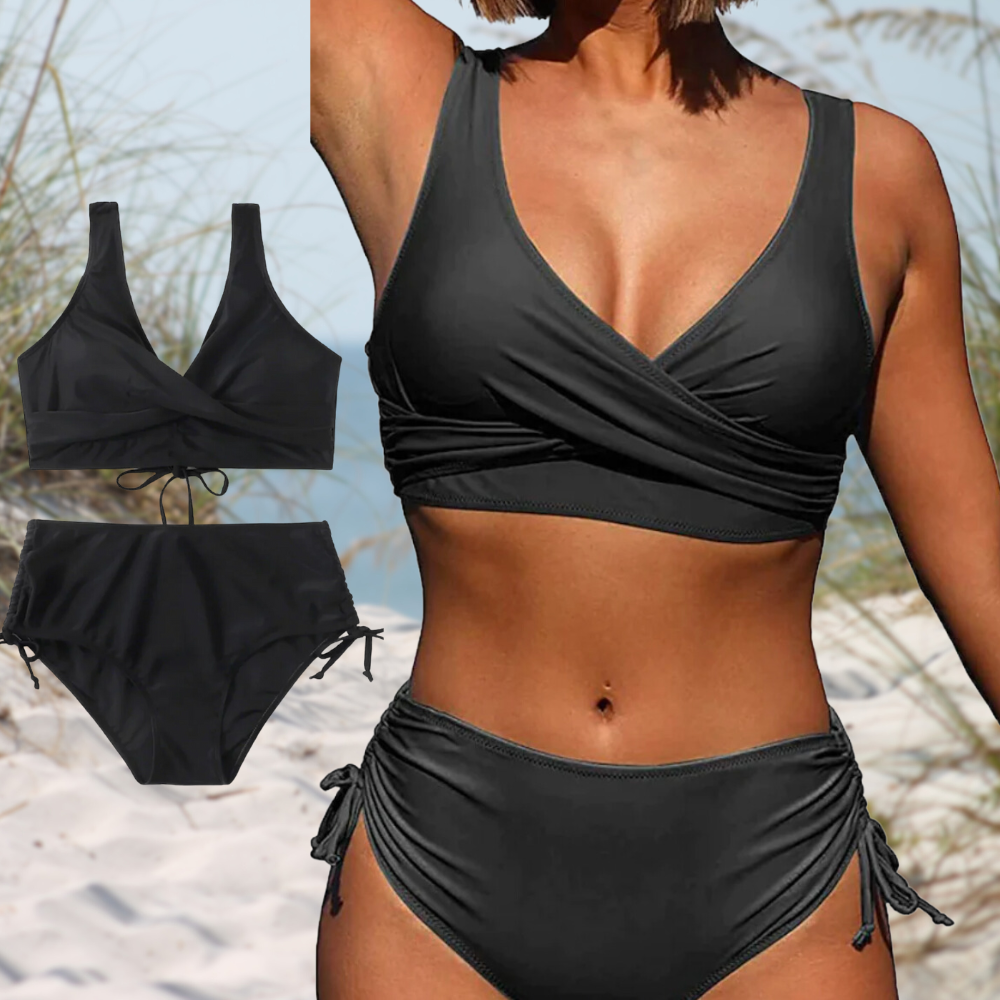 Een vrouw in een elegante 2-delige bikini, met een modern design, ideaal voor trendy stranddagen, met een trendy snit en naadloze pasvorm.
