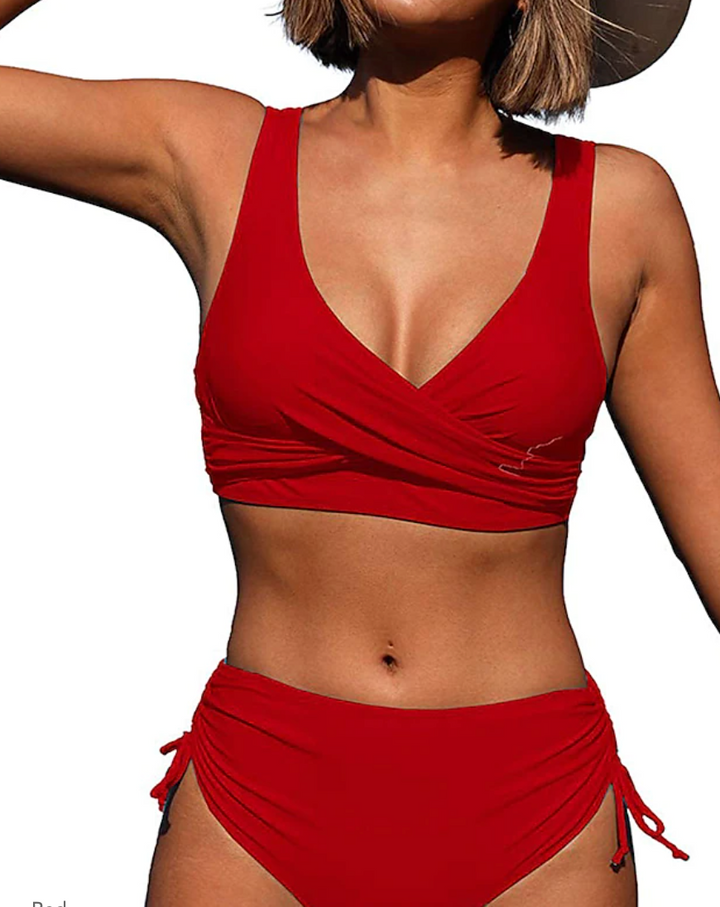 Een vrouw in een elegante 2-delige bikini, met een modern design, ideaal voor trendy stranddagen, met een trendy snit en naadloze pasvorm.
