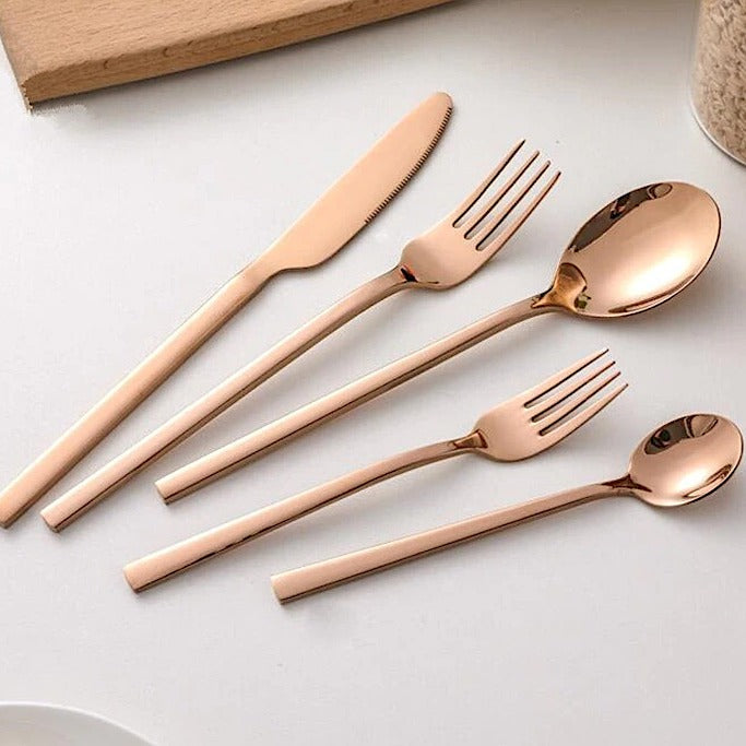 Elegant 30-delig bestekset, modern design, glad roestvrijstalen oppervlak, verkrijgbaar in goud, zwart, zilver en rosé goud.