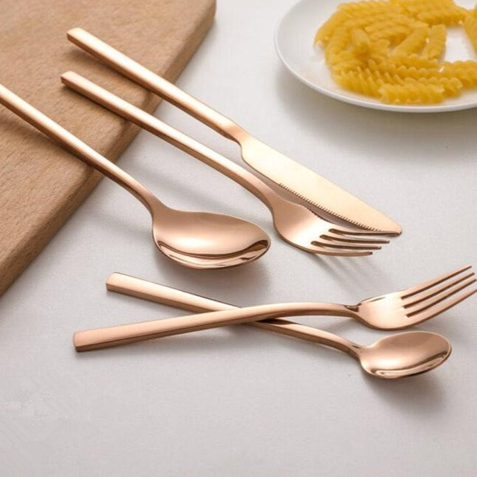 Elegant 30-delig bestekset, modern design, glad roestvrijstalen oppervlak, verkrijgbaar in goud, zwart, zilver en rosé goud.