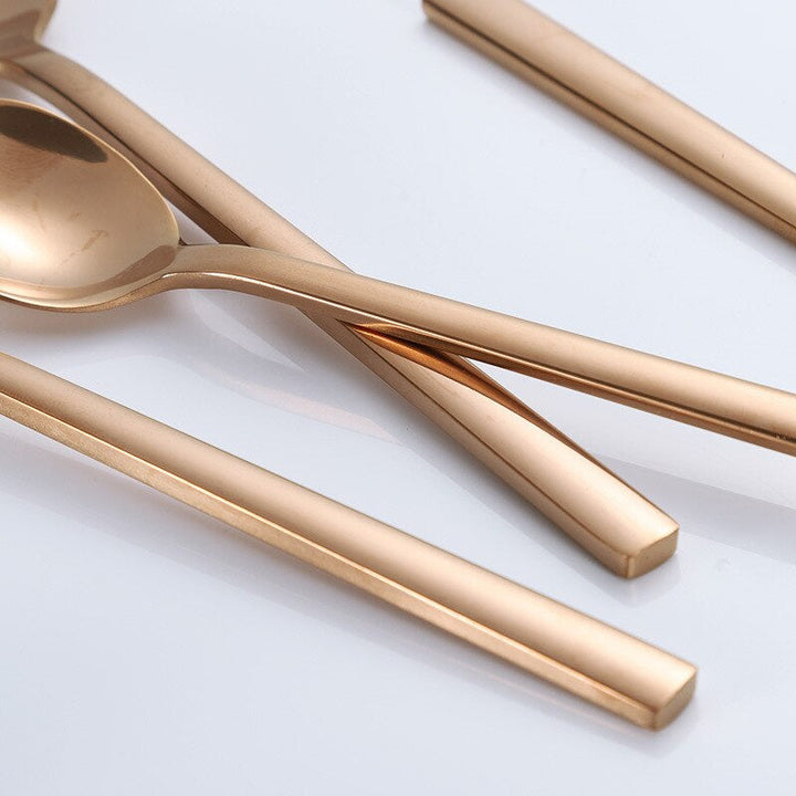 Elegant 30-delig bestekset, modern design, glad roestvrijstalen oppervlak, verkrijgbaar in goud, zwart, zilver en rosé goud.