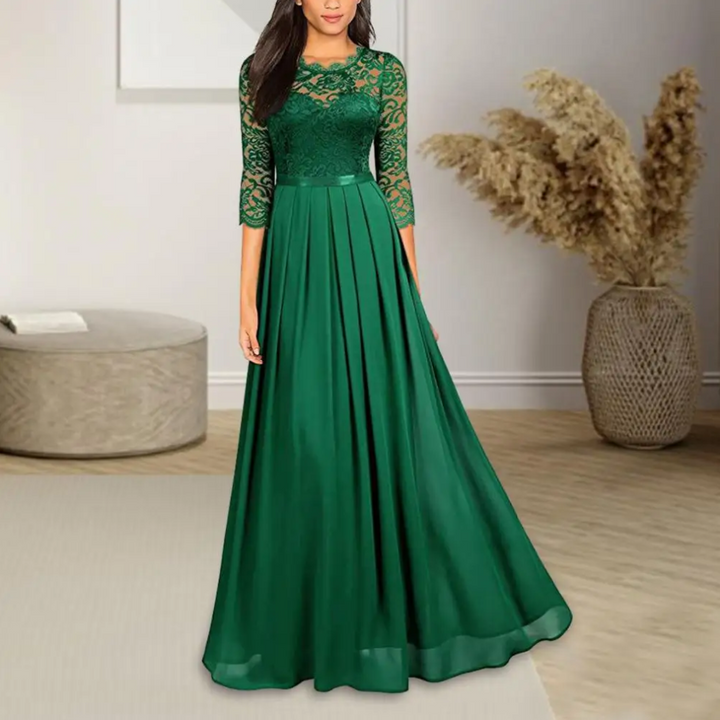Elegante robijnrode lange avondjurk met verfijnde details, ideaal voor ceremonies en speciale gelegenheden.