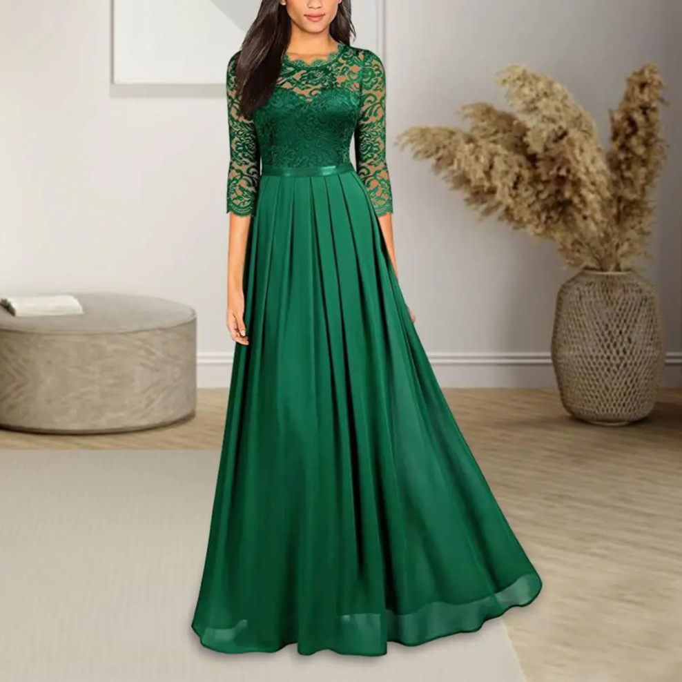 Elegante robijnrode lange avondjurk met verfijnde details, ideaal voor ceremonies en speciale gelegenheden.