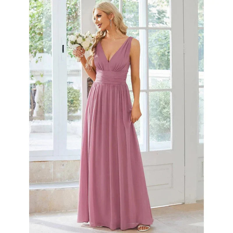 Elegant mouwloos dames maxi-jurk met vloeiende stof en V-hals, ideaal voor zomer en feestelijke gelegenheden.