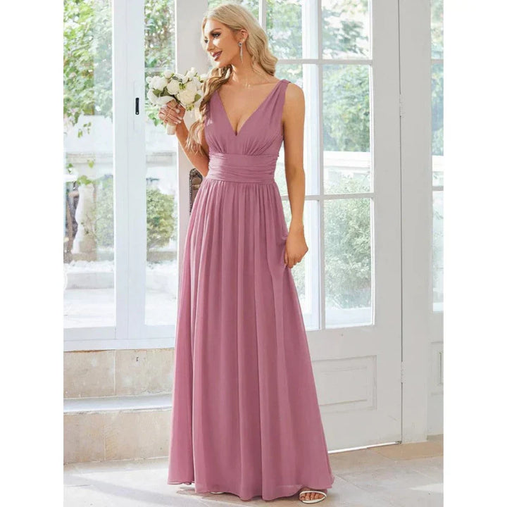 Elegant mouwloos dames maxi-jurk met vloeiende stof en V-hals, ideaal voor zomer en feestelijke gelegenheden.