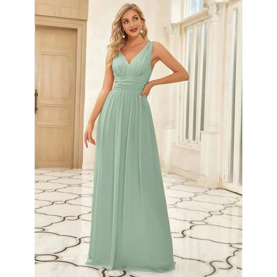 Elegant mouwloos dames maxi-jurk met vloeiende stof en V-hals, ideaal voor zomer en feestelijke gelegenheden.