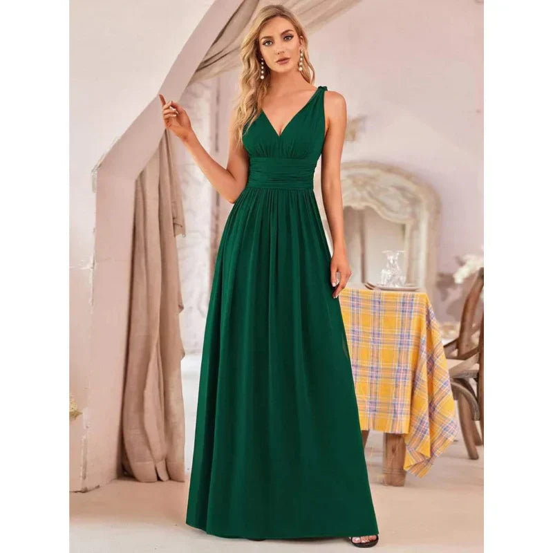 Elegant mouwloos dames maxi-jurk met vloeiende stof en V-hals, ideaal voor zomer en feestelijke gelegenheden.