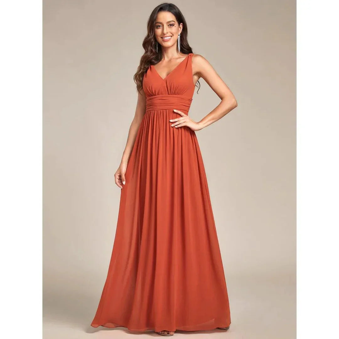 Elegant mouwloos dames maxi-jurk met vloeiende stof en V-hals, ideaal voor zomer en feestelijke gelegenheden.