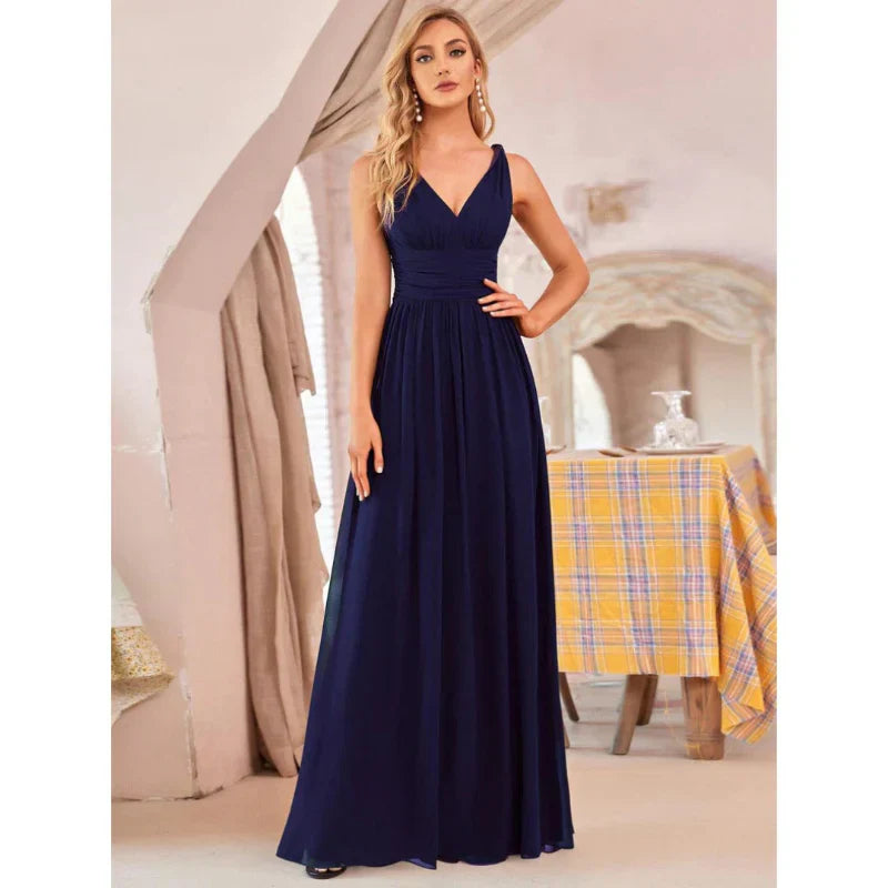Elegant mouwloos dames maxi-jurk met vloeiende stof en V-hals, ideaal voor zomer en feestelijke gelegenheden.