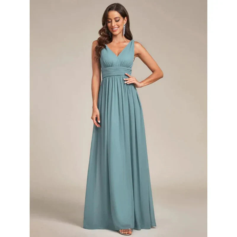 Elegant mouwloos dames maxi-jurk met vloeiende stof en V-hals, ideaal voor zomer en feestelijke gelegenheden.