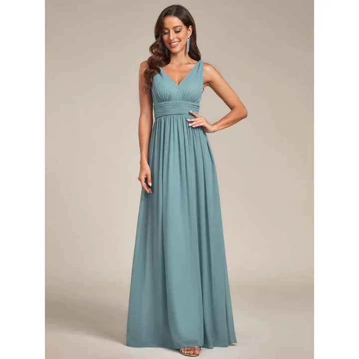 Elegant mouwloos dames maxi-jurk met vloeiende stof en V-hals, ideaal voor zomer en feestelijke gelegenheden.