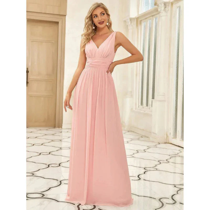 Elegant mouwloos dames maxi-jurk met vloeiende stof en V-hals, ideaal voor zomer en feestelijke gelegenheden.